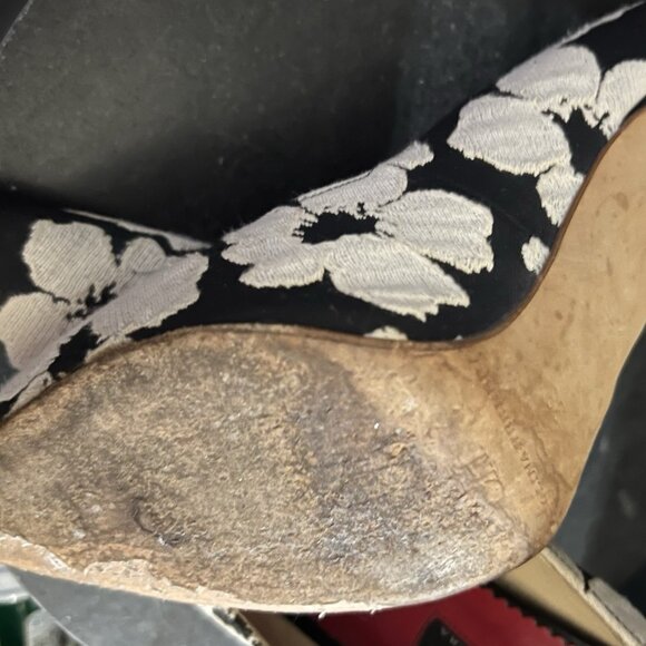 CH Carolina Herrera Monochrome Floral Print Lace Fabric Pointed Toe Pumps - Picture 7 of 9